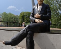 Tehtud tööd: pronksivalu, viimistlus, paigaldus
Foto: Tartu.areneb.ee