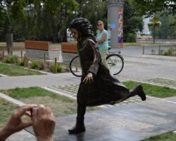 Tehtud tööd: modelleerimine, pronksivalu, viimistlus, paigaldus
Foto: Tartu.areneb.ee